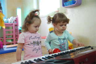 музыкальные занятия в частном детском саду Ладушки в Южно-Сахалинске - фото 1